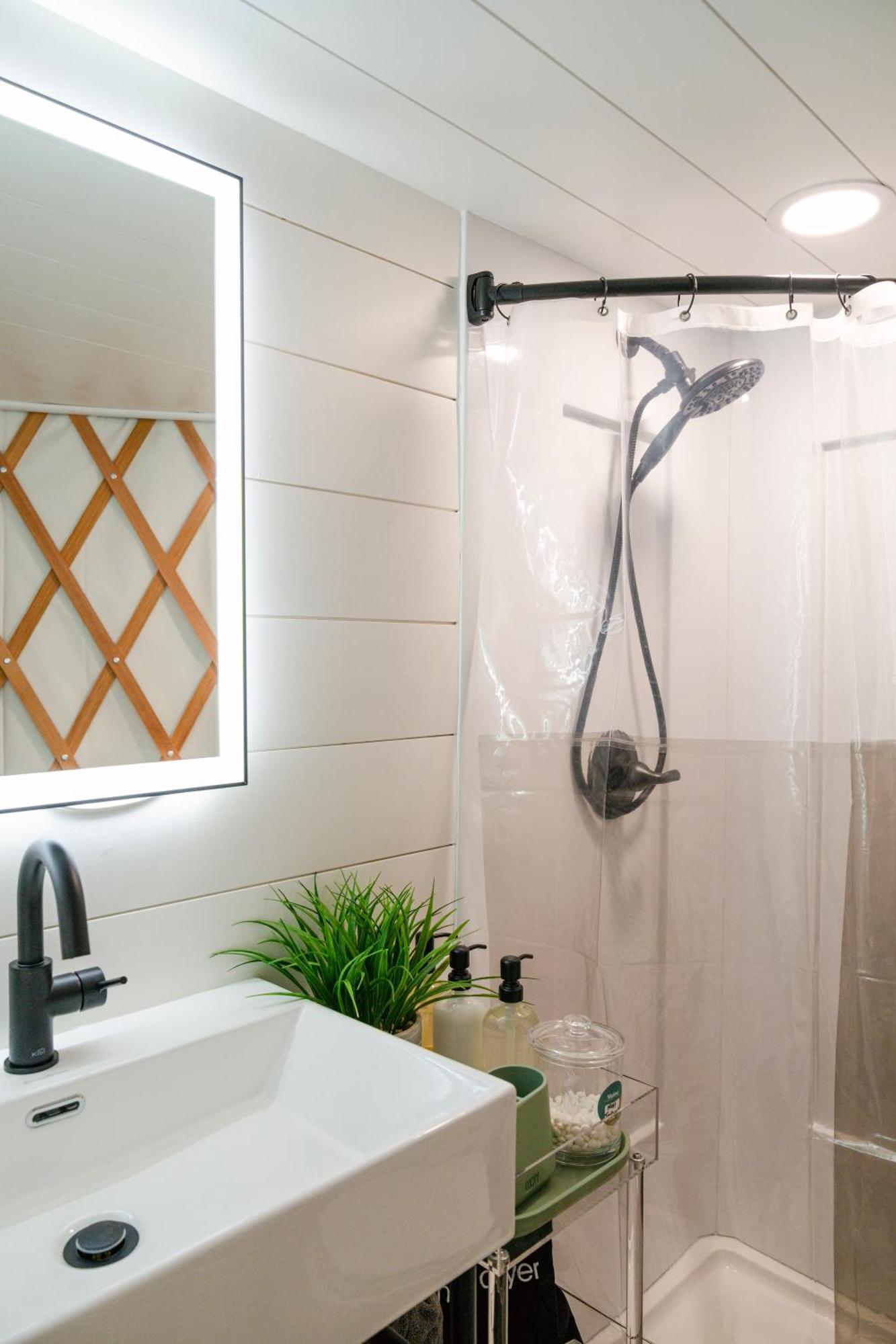 Purple Retreats - Luxury Yurt & Apartment Portland