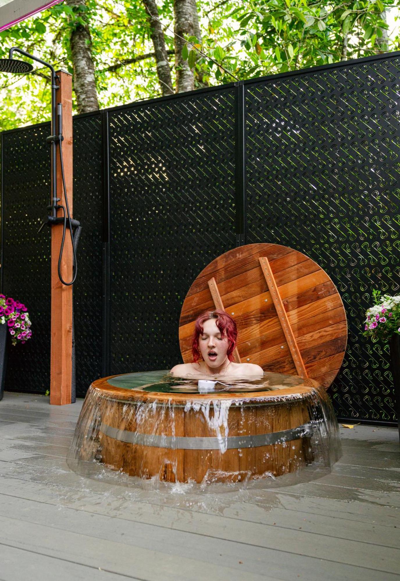 Purple Retreats - Luxury Yurt & Apartment *